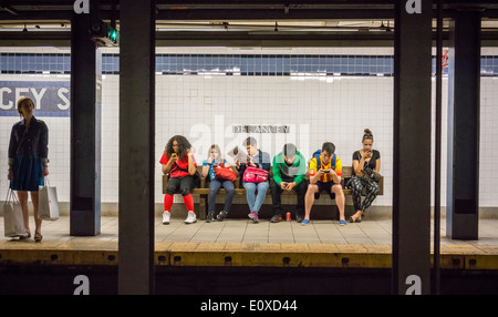 Métro attendre un train à la station de la rue Delancey sur le métro de New York Banque D'Images