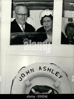 Juin 06, 1966 - Visites Maire Église flottante ce matin, le Maire de la ville, Sir Ralph Perring. a effectué une visite à du navire à moteur John Ashley lorsqu'elle signifie pour le bassin de Londres.Le John Ashley est une Église flottante et fonctionner un club le ''Flying Angel'' Missions to Seamen, visites et bateaux amarrés dans la Tamise et de Medway. La photo montre le Maire de Sir Ralph Perring et Lady Perring regarder dehors à partir de la timonerie du John Ashley dans le bassin de Londres ce matin. Banque D'Images