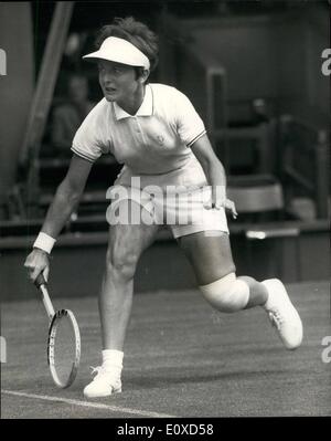 Juin 06, 1966 - Ann Jones bat Nancy Richey dans Wightman Cup match : Photo montre Mlle Nancy Richey (Etats-Unis), à jouer contre Mme. Banque D'Images