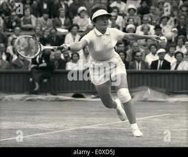 Juin 06, 1966 Tournoi de tennis de Wimbledon - Mme Ann Jones Bersus Mlle Richey photo montre : Mlle N. Richey (États-Unis) vu en action lors de son match contre Mme Ann Jones (G.B.) aujourd'hui. Banque D'Images