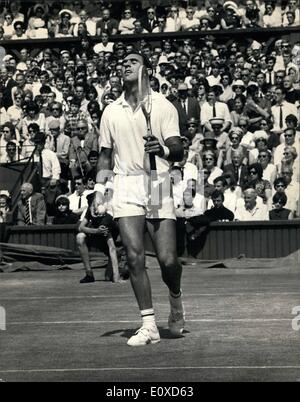 Juin 06, 1966 - Championnats de tennis de Wimbledon Santana bat Davidson mens demi-finale : Photo montre O Davidson (Australie) vu lors du match contre M. Santana (Espagne) dans la demi-finale de mens à Wimbledon aujourd'hui. Santana a gagné 3-2. Banque D'Images