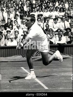 Juin 06, 1966 - tennis à Wimbledon M.Santana Vs. O.K. Davidson : Photo montre O.K. Davidson (Australie), à jouer contre M.Santana (Espagne), lors de leur match à Wimbledon aujourd'hui. Banque D'Images