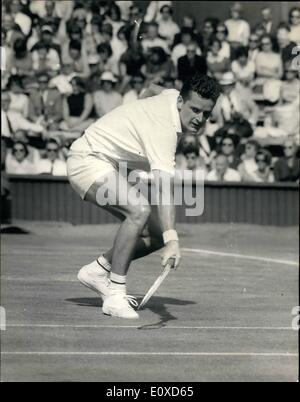 Jun. 06, 1966 championnats de tennis de Wimbledon - troisième jour R. Emerson Australie V W. Bungert Allemagne : Photo montre W. Bungert Banque D'Images