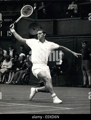 Juin 06, 1966 - jour de l'ouverture du tournoi de tennis de Wimbledon Emerson (Australie) viesus Facquier (Canada) photo montre R. Emerson. le titulaire, (Australie) vu en jeu contre H. Fauqier (Canada) sur le centre court aujourd'hui. Banque D'Images