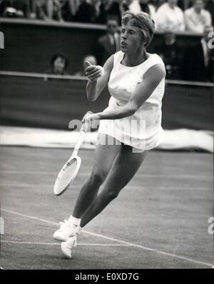 Juin 06, 1966 tournoi de championnat de tennis de Wimbledon - mesdames jour. Photo montre Anne Haydon Jones Go vu jouer contre Lea Pe Banque D'Images