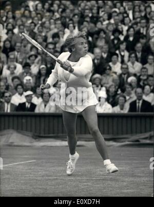 Juin 06, 1966 tournoi de championnat de tennis de Wimbledon - mesdames jour. Photo montre Anne Haydon Jones Go vu jouer contre Lea Pe Banque D'Images