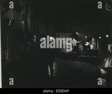 05 mai 1966 - The Beatles for Color Television: BMI TV études étaient la scène ce matin des Beatles faisant un télé-enregistrement pour un insert couleur pour la télévision américaine est Ed sulleness show, Pour cela, ils ont recréé la session au cours de laquelle ils ont fait de ''Paper-back writer'' et ''Rain' leur dernière LP à être publiée au Royaume-Uni le 10 juin. Cette couleur spéciale  sera vue dans les États le 5 juin, plus tard les garçons font d'autres films sur place qui seront vus sur le Top of the POPS de la BBC le 8 juin, et plus tard le programme dans ce pays Banque D'Images