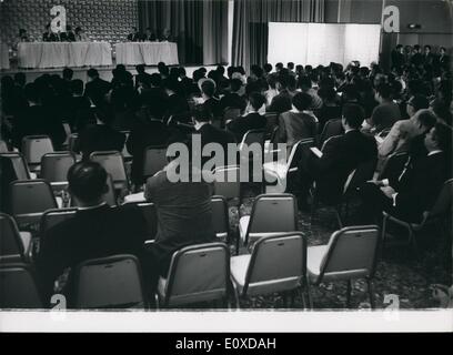 05 mai 1966 - Beatles Beatles à Tokyo : défilé pour une galaxie de pressiers au cours de la conférence de presse tenue dans la chambre de pearl's Hilton Tokyo Hotel. Banque D'Images