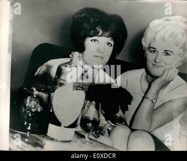 05 mai 1966 - Landes procès pour meurtre. Ian Brady et Myra Hindley trouvé coupable. Photo Présente Myra Hindley (blonde, droite), et sa sœur Maureen Smith. Banque D'Images