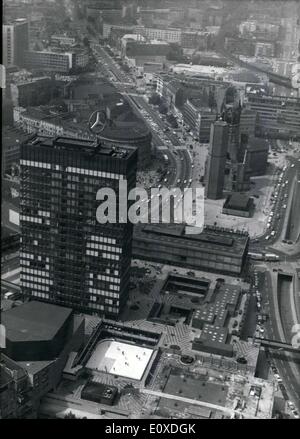 Juin 14, 1966 - Cette photo, prise depuis un hélicoptère, montre la nouvelle ''Berlin'', comme il a été baptisé dans les années suivantes. S'élevant à l'avant gauche est le Europe-Center ; derrière qu'au milieu à droite est l'Église du Souvenir Kaiser Wilhelm. Banque D'Images