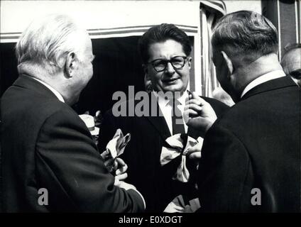 Juin 15, 1966 - La photo, Ministre fédéral des Transports Hans Christoph Seebohm(à gauche), maire de Munich Dr. Hans-Jochen Vogen (milieu),et Premier Ministre bavarois Alfons Goppel(droite) le 15 juin à Munich. Ils se sont rencontrés pour discuter de la construction et les possibilités de transport en commun. Banque D'Images