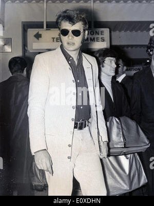 Jun 20, 1966 - Paris, France - JOHNNY HALLYDAY à l'aéroport du Bourget où il partira pour la Pologne à faire quelques spectacles. Banque D'Images