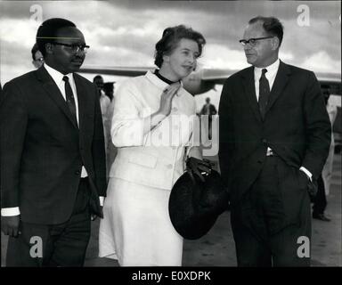 05 mai 1966 - Femme britannique envoyé spécial arrive au Kenya : Mme Judith Hart, ministre d'État au Bureau des relations avec les pays du Commonwealth, ont volé dans l'aéroport de Nairobi aujourd'hui sur une mission en Zambie. De Premier ministre britannique lui a donné la tâche de réparer rapidement la dégradation des relations avec le président zambien, Kenneth Kaunda. Sur la photo, Mme Judith HART (centre) en compagnie de M. Kipnge, Sous-secrétaire au Foreign Office du Kenya (à gauche) et M. Edward Beck, le Haut Commissaire britannique au Kenya (à droite) qui l'a rencontrée à l'arrivée à l'aéroport de Nairobi d'aujourd'hui. Banque D'Images