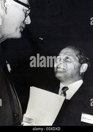 28 juin, 1966 - Munich, Allemagne - Professeur FEODOR LYNEN reçoit une bourse du GRAF BERNADOTTE. Banque D'Images