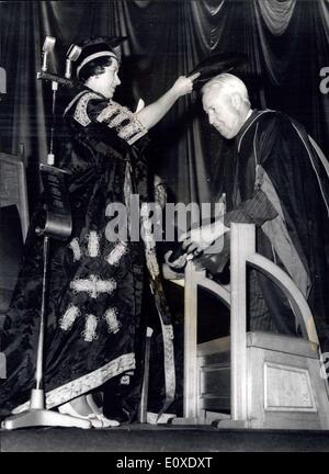 Juin 30, 1966 - La princesse ''Caps'' l'Ambassadeur de l'Amérique : un chancelier, Princess Margaret confère le grade honorifique de docteur en lettres à M. David Bruce, l'ambassadeur américain, à l'Université de Keele, Staffordshire, hier (29 juin). M. Bruce devraient avoir reçu son diplôme l'année dernière, mais a dû retourner brusquement afin d'Amérique du Nord avant la cérémonie. Banque D'Images