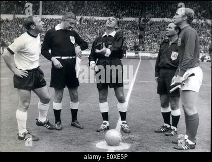 Juillet 07, 1966 - Coupe du Monde de Football Coupe du Monde Angleterre/Allemagne à Wembley finale Photo montre :- Arbitre Gottfried Dienst lance le coin avant le début de la marche suivie par le capitaine allemand Uwe Virginia Afflerbach (à gauche) et Bobby Moore, le capitaine de l'Angleterre (à droite) Banque D'Images