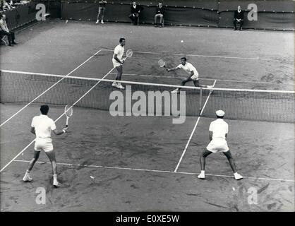 Juillet 07, 1966 - Coupe Davis à Munich : le 16 juillet, 17 et 18 novembre 2010, la réunion Davis-Cup dans la finale de l'Europe zone B a eu lieu à Munich. Après le deffeat dans le double, les Allemands sont maintenant à la tête contre l'Afrique - avec seulement 2:1. Photo montre devant l'Afrique du Sud - K. Diepraam (gauche) McMillan (droite). derrière : Les Allemands Bukowski (à gauche), et Ingo Buding (droite) Vue générale pendant le match. Banque D'Images