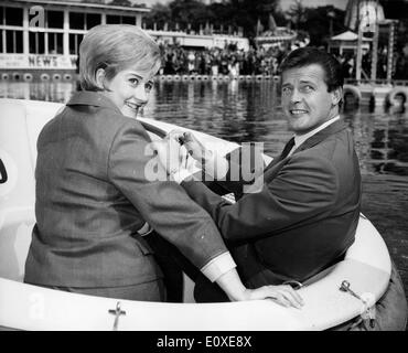 L'acteur Roger Moore sur un trajet en bateau avec Liz Fraser Banque D'Images