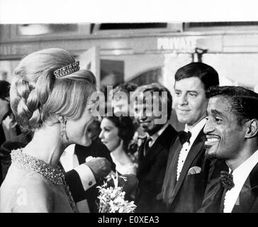 La duchesse de Kent sourit avec Sammy Davis Jr. après un spectacle au London Palladium Banque D'Images