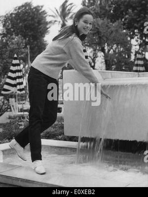 14 mai 1966 - Cannes, France - Ballerine Geraldine Chaplin joue dans une fontaine à son hôtel avant d'assister à la première du film Docteur Jivago, 'D.' Banque D'Images