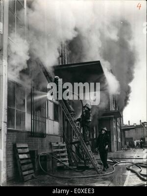 Juillet 07, 1966 - Incendie de l'usine à Brentwood. 100 pompiers ont combattu un incendie à la fiole à vide thèmes usine à Erentwood, Essex aujourd'hui. Il y avait une fumée dense de la combustion de plastique, et de l'eau a été tiré de la près des bains en bois plié. photo montre fireman jouer leurs flexibles sur l'incendie, la fumée s'élève de l'immeuble en feu à Brentwood aujourd'hui. Banque D'Images