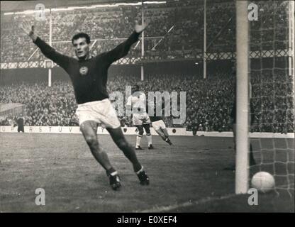 Juillet 07, 1966 - Coupe du Monde de Football a battu la Hongrie Brésil 3-1 : Photo montre Farkas de Hongrie soulève ses bras dans la joie après avoir marqué le deuxième but de la Hongrie qui a fixé le Brésil sur la voie de la défaite en Coupe du Monde de la nuit dernière (groupe 3) match joué à Goddison Park, Liverpool. La Hongrie a battu les champions du monde par trois buts à un. Banque D'Images