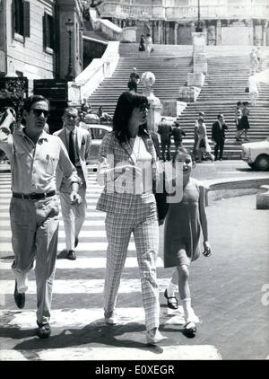 Juillet 07, 1966 - L'écran star italienne Elsa Martinelli, et son fiancé Willy Rizzo et sa fille Cristiana lieu aujourd'hui à Place d'Espagne. Elsa Martinelli est à Rome pour une série de photos de mode prises par Willy Rizzo. Banque D'Images