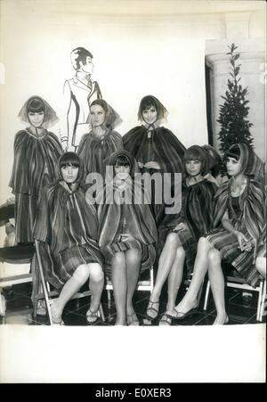 Juillet 07, 1966 - Polish Dancers Voir Fashion Show : Les danseurs de ballet de la Pologne maintenant à Paris ont été invités à Tedd Lapidus( Couturier spécialisé dans Men's Fashion Show). Photo montre des danseurs polonais présents à la Ted Lapidus mens fashion show. Banque D'Images