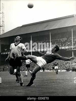 Juillet 07, 1966 - Coupe du Monde de Football. L'Allemagne de l'Ouest Vs. La Russie. Photo montre l'Allemagne de l'Ouest Virginia Afflerbach Uwe's Centre de l'avant , a reçu une Banque D'Images