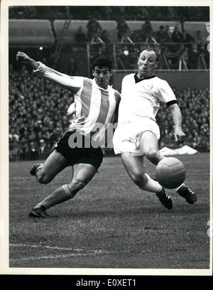 Juillet 07, 1966 - Le Football. La Coupe du Monde 1966. L'Argentine contre l'Allemagne de l'Ouest à Villa Park, Birmingham. : une belle photo d'action. Iwe Virginia Afflerbach, (à droite) le centre de l'Allemagne de l'ouest de l'avant une bonne frappe au but qu'il s'apprête à s'attaquer Jorge Albrecht, le demi-centre argentine. Banque D'Images