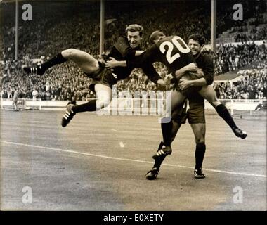 Juillet 14, 1966 - Coupe du Monde de football ? La France contre le Mexique à Wembley. Photo montre : Enrique Borja (No. 20) est adoptée par ses coéquipiers Banque D'Images