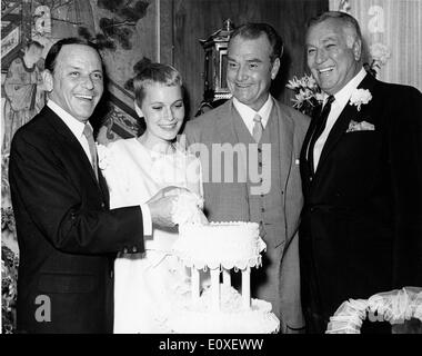 Frank Sinatra et Mia Farrow couper le gâteau à leur mariage Banque D'Images