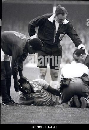 Juillet 20, 1966 - Coupe du Monde de Football. Portugal vs Brésil. : Photo montre star Brésilien Pelé, vu de douleur sur le sol après avoir été blessés dans un s'attaquer - au cours du dernier match de Coupe du Monde entre le Portugal et le Brésil à Goodison Park, Liverpool, dont le Portugal a gagné 3-1. Banque D'Images