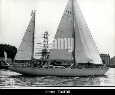 08 août, 1966 - Francis Chichester à naviguer seul à travers le monde. : M. Francis Chichester prévoit de fixer ce eek sur son plus long -jamais lone voyage de Plymouth, Devon à Sydney, Australie non-stop, puis autour de la Corne de retour à Londres en suivant le cours de la laine voile clippers dans ses nouvelles 53-ft. à louer, Spongieuse IV. Sa femme, Sheila et son fils âgé de 20 ans, Giles, l'accompagnera de Tower Pier à Plymouth. La photo montre la vue sur la Spongieuse IV à Greenwich aujourd'hui qu'elle passe l'ancien clipper, le Cutty Sark. Banque D'Images