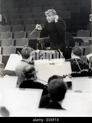 Leonard Bernstein dirige l'Orchestre symphonique de répétition Banque D'Images