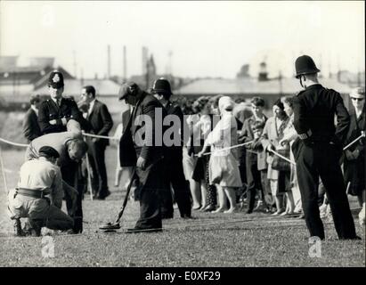 13 août 1966 - L'Armée appelée à aider dans la recherche d'indices de meurtre ? L'armée a été appelée en cet après-midi pour aider à la recherche d'indices dans le tournage de trois policiers dans Braybrock Street hier. Photo montre : Les membres de l'unités de neutralisation des bombes vu par la police commence à travailler avec des détecteurs de mines sur la politique commune d'Braybrock St. Shepherd Bush ?s d'indices dans le meurtre des trois policiers qui ont été abattus hier. Suis/Keystone Banque D'Images