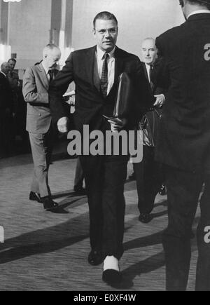 ROBERT MCNAMARA, Secrétaire à la défense des États-Unis, à marcher avec sa jambe plâtrée à l'administration centrale, après son accident. Banque D'Images