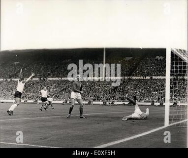 Juillet 30, 1966 - Coupe du Monde de football ? C. L'Allemagne de l'ouest de l'Angleterre en finale de la Coupe du Monde à Wembley. Photo montre : Haller de l'Allemagne de l'Ouest bat Angleterre gardien Gordon Banks pour marquer l'Allemagne ?s premier but. Banque D'Images