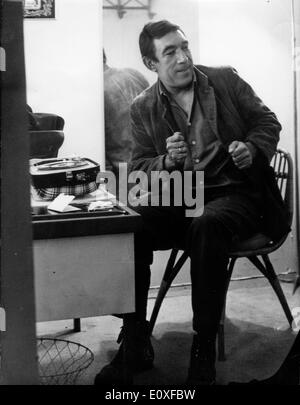 Acteur Anthony Quinn dans Paris pour film '25 heures' Banque D'Images