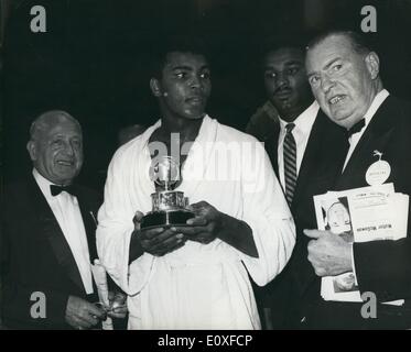 08 août 1966 - Championnats du monde poids lourd - Earls Court champion - Cassius Clay v Brian London : à Earls Court Londres, ce soir, ou Cassius Clay (Mohammed Ali) le World Heavyweight Champion, battre Brian London, The British Challenger en frappant dans le troisième tour. Photo montre Muhammad Ali avec le trophée du championnat du monde après avoir frappé Londres dans le troisième, à sa gauche est Jack Solomons la lutte promoteur. Banque D'Images