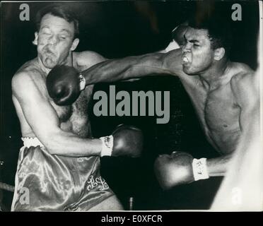 08 août 1966 - Championnats du monde poids lourd - Earls Court champion - Cassius Clay v Brian London : à Earls Court Londres, ce soir, ou Cassius Clay (Mohammed Ali) le World Heavyweight Champion, battre Brian London, The British Challenger en frappant dans le troisième tour. Photo montre Muhammad Ali brisant une main droite sur la mâchoire de Brian London pendant le premier tour du monde à la lutte Titre Earls Court, Londres. Ali a gagné par un ko au troisième tour. Banque D'Images