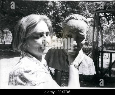 08 août, 1966 - La sculptrice née complète buste du Président Nyerere. : le célèbre sculpteur britannique, Mme Clara Quien (elle est née à Bromley, Kent), vient de terminer un peu plus grande que nature, buste de taille le président Nyerere de Tanzanie. Le buste est prise en Italie où plusieurs répliques sera faite en bronze. Mme Quien a terminé le buste en sept toits, chacune durant une heure, avec le Président Nyerere, à la State House, Dar es-Salaam. Le buste de bronze seront vendus et l'argent utilisé à des fins de bienfaisance. Maintenant dans la cinquantaine, Mme Banque D'Images