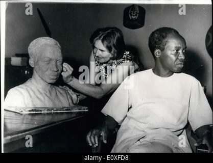 08 août, 1966 - Grande-Bretagne - Né complète Sculptures buste du Président Nyerere : le célèbre sculpteur né britannique, Mme Clara Quien (elle est née à Bromley, Kent) vient de terminer un peu plus grande que nature buste du Président Nyerere de Tanzanie. Le buste est prise en Italie où plusieurs répliques sera faite en bronze. Mme Quien a terminé le buste en sept séances, chacune d'une durée d'une heure avec le Président Nyerere, à la State House, Dar es-Salaam. Le buste de bronze seront vendus et l'argent utilisé à des fins de bienfaisance. Maintenant dans la cinquantaine, Mme Banque D'Images