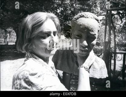 08 août, 1966 - La sculptrice née complète buste du Président Nyerere. : le célèbre sculpteur britannique, Mme Clara Quien (elle est née à Bromley, Kent), vient de terminer un légèrement plus grand que la taille de buste du Président Nyerere de Tanzanie. Le buste est prise en Italie où plusieurs répliques sera faite en bronze. Mme Quien a terminé le buste en sept toits, chacune durant une heure, avec le Président Nyerere, State House, Dar es-Salaam. Le buste de bronze seront vendus et l'argent utilisé à des fins de bienfaisance. Maintenant dans la cinquantaine, Mme Banque D'Images