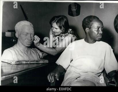 08 août, 1966 - La sculptrice née complète buste du Président Nyerere. Le célèbre sculpteur britannique, Mme Clara Banque D'Images