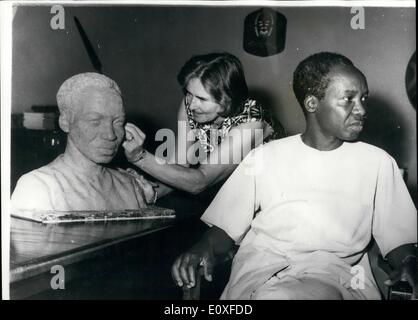 08 août, 1966 - La sculptrice née complète buste du Président Nyerere. Le célèbre sculpteur britannique, Mme Clara Banque D'Images