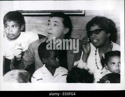 08 août 1966 - Joséphine Baker en tournée à travers l'AMÉRIQUE DU SUD AVEC SES ENFANTS ADOPTÉS. Joséphine Baker est arrivé récemment en Argentine le chemin à travers les différents pays d'Amérique du Sud avec ses enfants adoptés de différentes nationalités. Sa mission est de montrer comment les enfants de différentes races et religions peuvent vivre ensemble en harmonie et forment alors une amitié en dépit de toutes les différences. Photo montre :- Josephine Baker photographié après son arrivée à Buenos Aires, avec son mari Jo Bouillon - il travaille en Argentine - et comme on peut l'imaginer, il était très fier de voir toute sa famille. Banque D'Images
