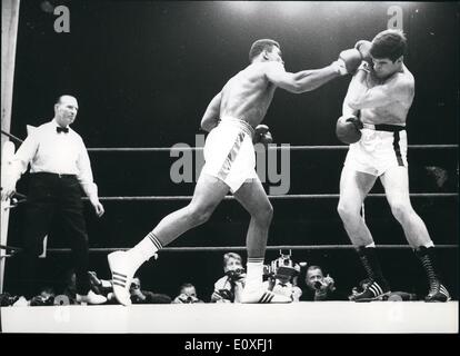 Septembre 09, 1966 - Clay remporte le titre-lutte contre l'Mildanberger : poids lourd champion du monde entier, Mohammed Ali (Cassius Clay) remporte le titre-lutte tenue à Francfort aujourd'hui contre son challenger allemand Karl la société avec un KO technique au 12e round. Photo montre une scène de la lutte. Banque D'Images