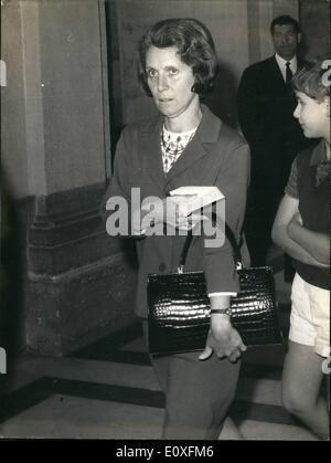 Septembre 09, 1966 - procès Ben Barka : ouvre la deuxième audience du procès Ben Barka a eu lieu à la Cour d'assises de Paris aujourd'hui. Photo montre Georgette Lautier, un dentiste femme, membre du jury. Banque D'Images