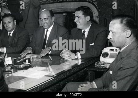 11 novembre 1966 - Ici apparaît le président Ongania jl et le ministre des Finances, Salimei avec la CGT., chef M. Prado et syndical Banque D'Images